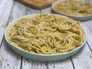 Couple Serving Of Cacio E Pepe Wallpaper