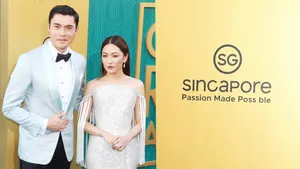 Crazy Rich Asians Gold Singapore Logo Wallpaper