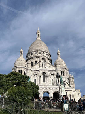 Crowded Sacre Coeur Basilica Wallpaper