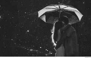 Cute Couple Hugging Under Umbrella Wallpaper
