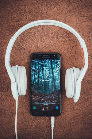 Cute Headphones And Android Phone Wallpaper
