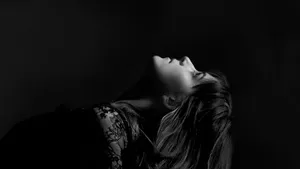 Dakota Johnson Facing Up Wallpaper