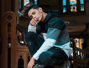 Danish Zehen Cool Outfit Wallpaper