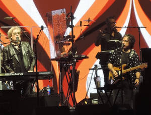 Daryl Hall & John Oates In Live Concert Wallpaper