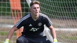 Dean Henderson Crouched Wallpaper