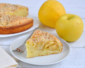 Delicious Pie With Yellow Apples Wallpaper