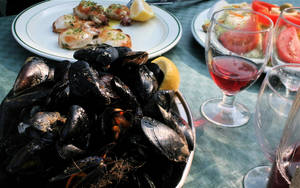 Delicious Steamed Mussels Served With Red Wine Wallpaper