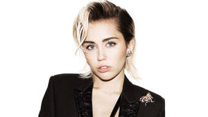 Desirable Miley Cyrus In Black Outfit Wallpaper