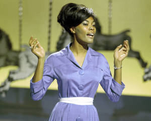 Dionne Warwick Dazzling The Audience During A Live Performance Wallpaper