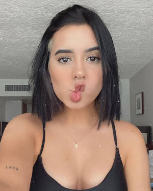 Domelipa Exaggerated Pouting Wallpaper