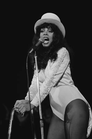 Donna Summer 1977 Performance Paris France Wallpaper