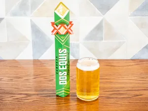 Dos Equis Beer Tapand Glasson Table Wallpaper