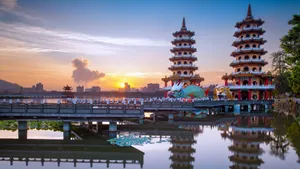 Dragon And Tiger Pagodas Taiwan Wallpaper