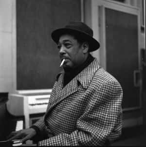 Duke Ellington Smokingat Piano Wallpaper