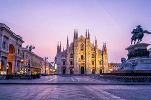 Duomo Di Mlano In Milan During Sunset Wallpaper