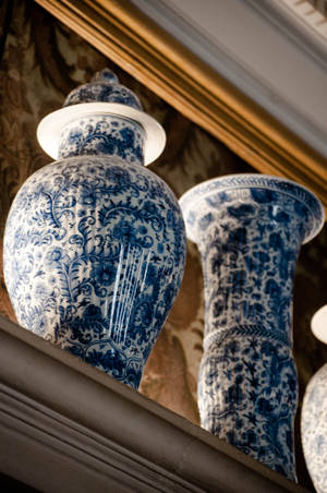 Elegant Vase Decoration Wallpaper