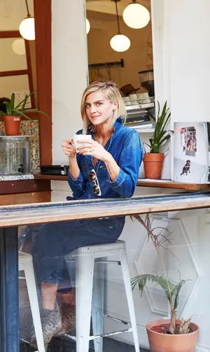 Eliza Coupe Dazzling In A Glamorous Photoshoot Wallpaper