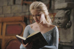 Elsa Reading A Book Wallpaper