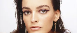 Emma Mackey Winged Liner Wallpaper