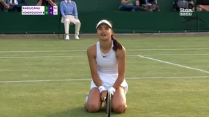 Emma Raducanu Kneeling Wallpaper