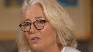 Emma Thompson On Television Program Wallpaper