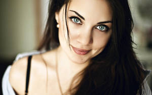 Enchanting Blue-eyed Beauty From Pretty Woman Wallpaper