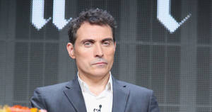 English Actor Rufus Sewell Scorning A Poker Face Wallpaper