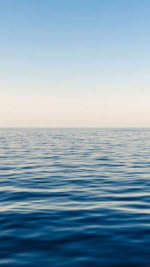 Enjoy The Beauty Of The Ocean With Our Newest Ocean Iphone. Wallpaper