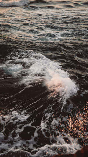 Enjoy The Enchanting View Of The Ocean From Your Smartphone Wallpaper