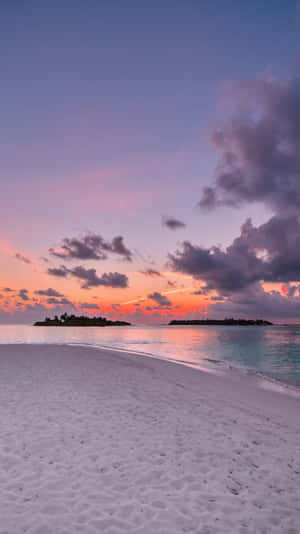 Enjoy The Magic Of Nature With This Picture-perfect Sunset At The Beach. Wallpaper
