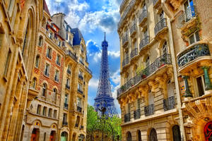 Enjoying A Walk Through The City Of Paris Wallpaper