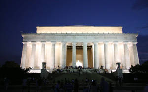 Enthralling Night View Of Lincoln Monument With Crowd Wallpaper