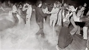 Enthralling Sunset Over Serene Waters Wallpaper