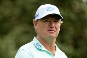 Ernie Els Green Background Wallpaper