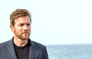 Ewan Mcgregor Scottish Actor Ocean Background Wallpaper