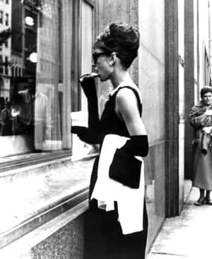 Experience A Timeless Romance With Breakfast At Tiffany's Wallpaper