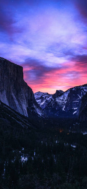 Experience The Incredible Beauty And Grandeur Of Yosemite National Park On Your Iphone Wallpaper