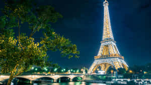 Explore The Quaint And Romantic Streets Of Paris. Wallpaper