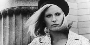 Faye Dunaway As Bonnie Parker In The Classic Movie Bonnie And Clyde (1967) Wallpaper
