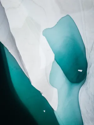 Feel Flawless & Fashionable With A Turquoise Iphone. Wallpaper