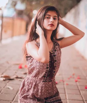 Floral Arishfa Khan Wallpaper