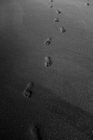 Footprints On Sand Black Phone Wallpaper