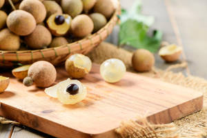 Fresh Longan Fruits On Chopping Board Wallpaper