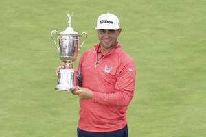 Gary Woodland Presenting Trophy Wallpaper