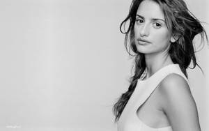 Gazing Penelope Cruz Wallpaper