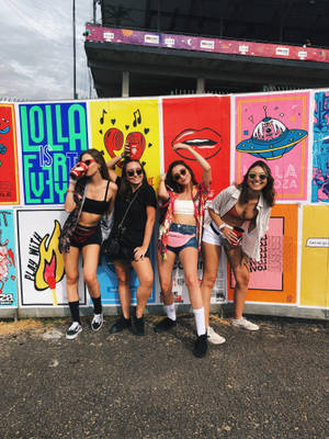 Girl Friends At Lollapalooza Wallpaper