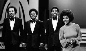 Gladys Knight And The Pips Performing Onstage. Wallpaper