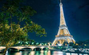 Glowing Eiffel Tower In Paris Wallpaper