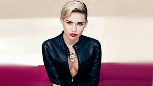 Gorgeous And Hot Blonde Miley Cyrus Wallpaper