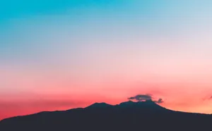 Gradient Dusk Sky Mountain Wallpaper